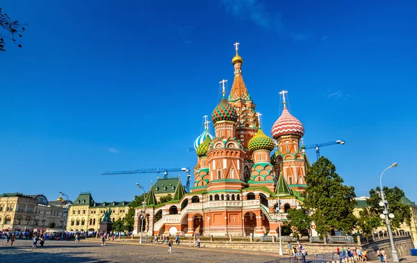 Saint Basil kathedraal in Rode plein van Moskou — Stockfoto