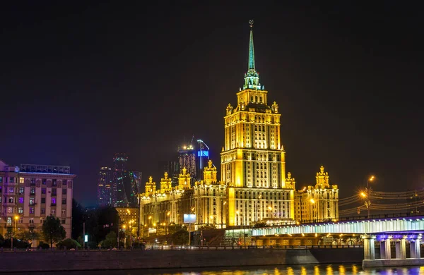 Το ξενοδοχείο Ουκρανία, ένα νεοκλασικό Στάλιν-εποχής πολυόροφο κτίριο, κτίριο στη Μόσχα — Φωτογραφία Αρχείου