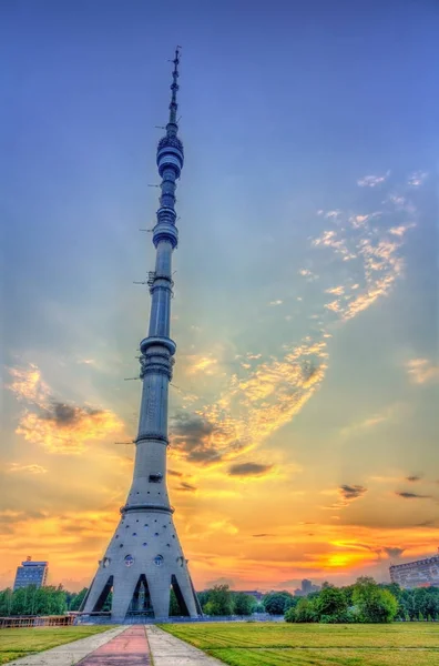 Torre Ostankino en Moscú, la estructura independiente más alta de Europa —  Fotos de Stock