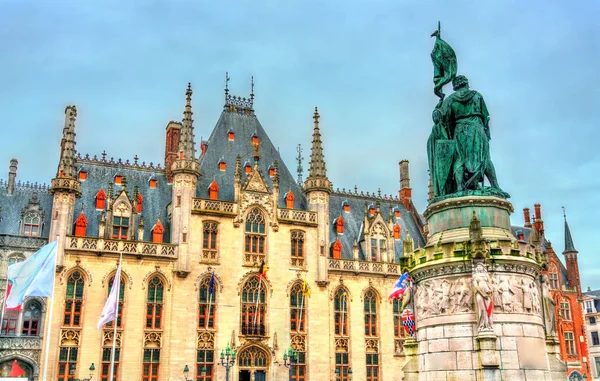 Estatua de Jan Breydel y Pieter de Coninck y el Palacio Provinciaal Hof en Brujas, Bélgica —  Fotos de Stock