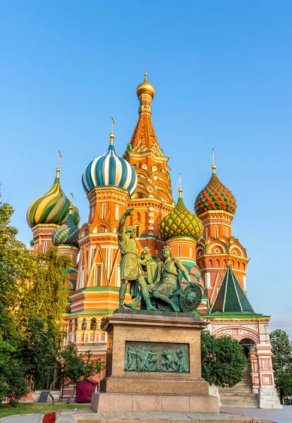 Monument voor Minin en Pozjarski en kathedraal van St. basilicum in Moskou, Rusland — Stockfoto