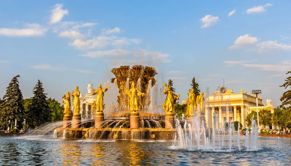 La fontaine de l'Amitié des Nations au parc des expositions de toute la Russie, Moscou — Photo