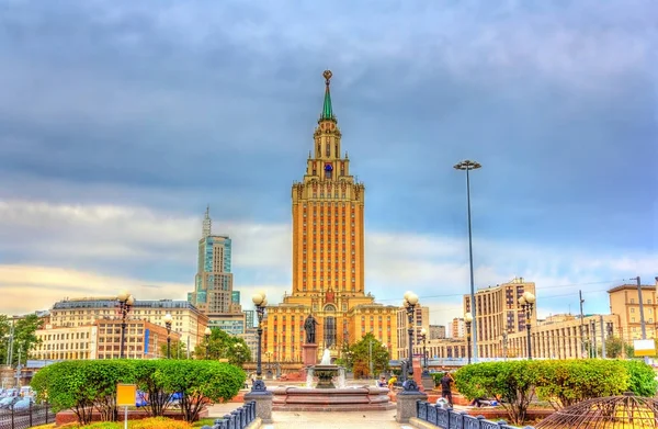 Вид на гостиницу "Ленинградская", сталинский небоскреб в Москве — стоковое фото