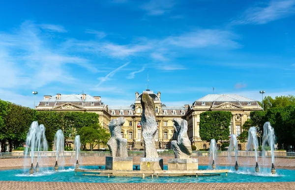 Fontein voor de prefectuur van Lille, Frankrijk — Stockfoto