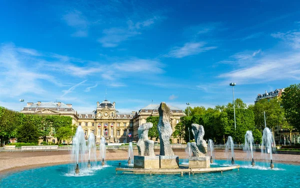 Fuente frente a la Prefectura de Lille, Francia — Foto de Stock