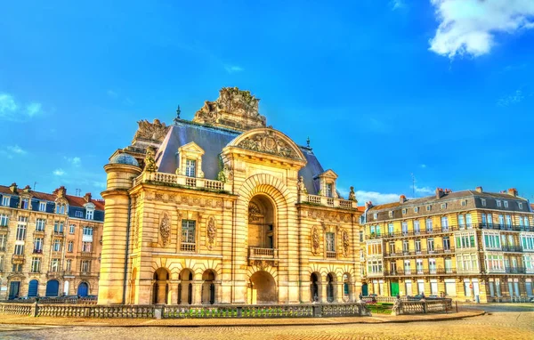 Porte de Paris, Lille, Fransa için bir zafer takı — Stok fotoğraf