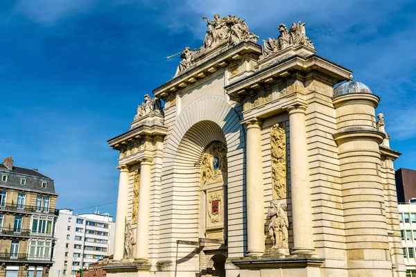 Porte de Paris, un arco triunfal en Lille, Francia — Foto de Stock