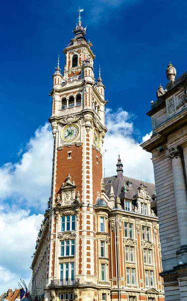 Campanario de la Cámara de Comercio. Un edificio histórico en Lille, Francia — Foto de Stock