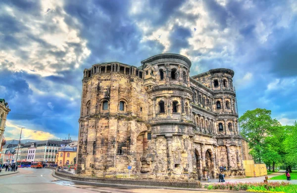 La Porta Nigra, una gran puerta romana en Tréveris, Alemania — Foto de Stock