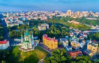 Saint Andrew Kilisesi ve Andriyivskyy iniş, cityscape Podil hava görünümünü. Kiev, Ukrayna