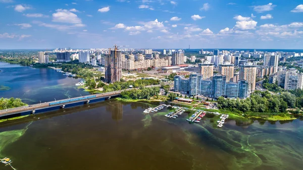 Vista aérea del río Dniéper con su margen izquierda en Kiev, Ucrania — Foto de Stock