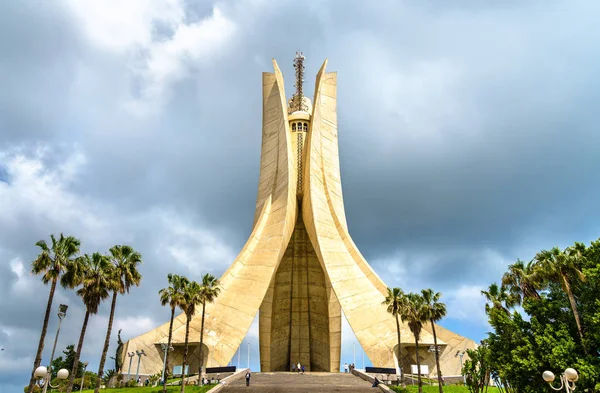 Märtyrer-Denkmal für Helden, die während des algerischen Unabhängigkeitskrieges getötet wurden. Algerien — Stockfoto