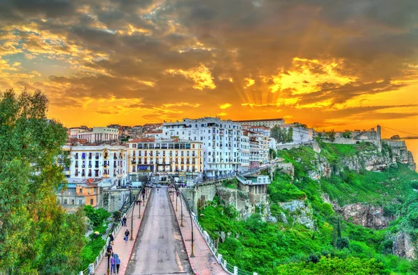 Skyline de Constantine ao pôr-do-sol. Argélia — Fotografia de Stock