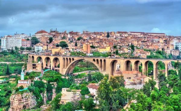 Konstantin, Cezayir 'deki Rhummel Nehri Kanyonu karşısında Sidi Rached viyadük — Stok fotoğraf