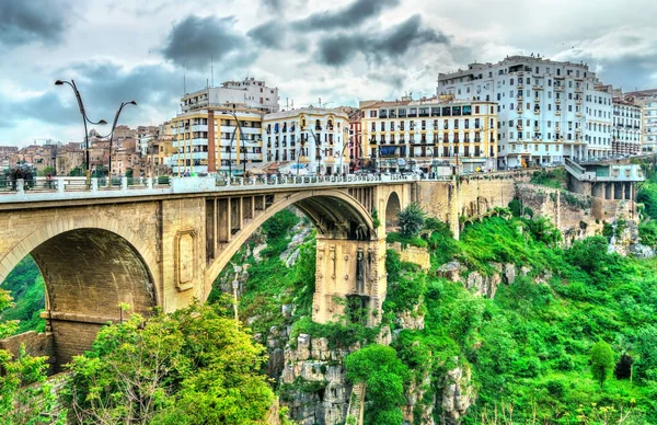 El-Kantara Bridge tvärs över floden Rhummel i Constantine, Algeriet — Stockfoto