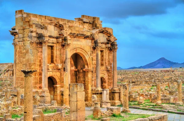 Arco de Trajano entre las ruinas de Timgad en Argelia . — Foto de Stock