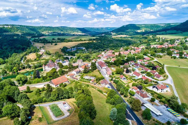 Cleron 的鸟瞰图法国的一个村庄以它的城堡著名 — 图库照片