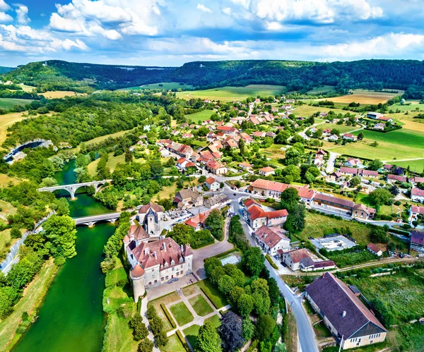 Пташиного польоту Chateau de Cleron, замок у Франції — стокове фото