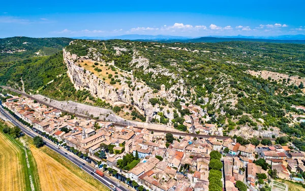 View of Mornas village with its fortress. France — Stock Photo, Image