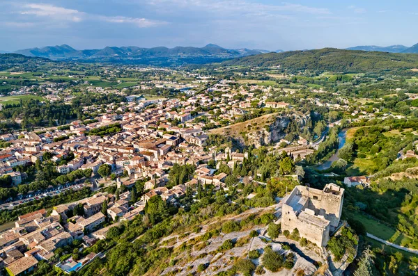 Vista aérea de Vaison-la-Romaine con su castillo. Provenza, Francia — Foto de Stock