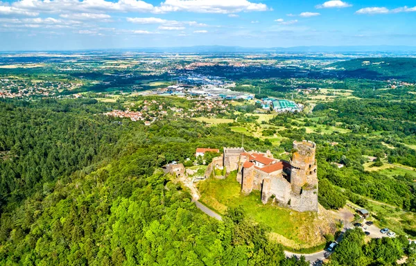 El castillo de Tournoel, un castillo en el departamento de Puy-de-Dome de Francia — Foto de Stock