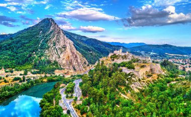 Onun Kalesi ve Baume Rock Sisteron hava görünümünü. Provence, Fransa