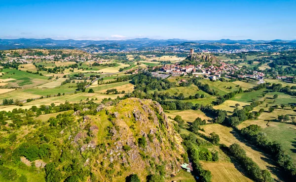 その要塞とポリニャック村の眺め。フランスのオーヴェルニュ地域圏 — ストック写真