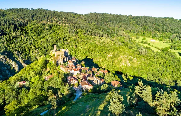 Pohled na vesnici Chalencon s hradem. Francie — Stock fotografie