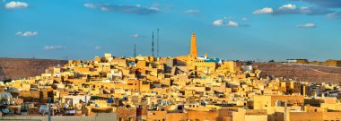 Ghardaia, Mzab Vadisi'nde bir şehir manzarası. UNESCO Dünya Mirası Cezayir