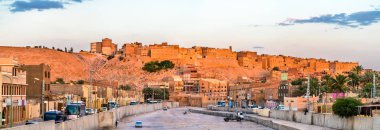 Ghardaia, Mzab Vadisi'nde bir şehir manzarası. UNESCO Dünya Mirası Cezayir