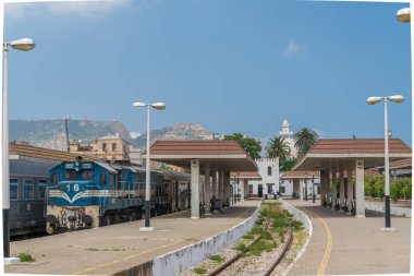 Cezayir Oran'da istasyonda yolcu treni