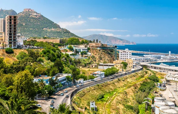 Boulevard du bord de mer à Oran, une grande ville algérienne — Photo