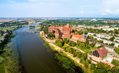 Nogat Nehri kıyısındaki Malbork Kalesi. Polonya 'daki UNESCO dünya mirası