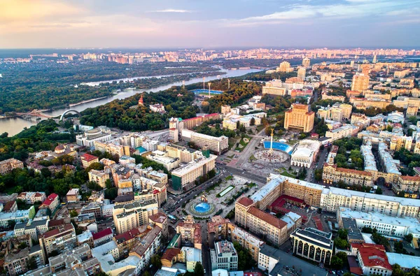 Aerial view of Independence Square - Maidan Nezalezhnosti and other landmarks in Kiev, Ukraine — Stock Photo, Image