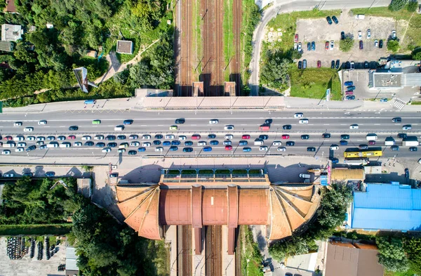 Вид сверху на мост, пересекающий железную дорогу. Караваев, Киев, Украина — стоковое фото
