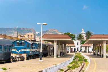 Cezayir Oran'da istasyonda yolcu treni