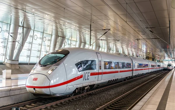 ICE 3 trem de alta velocidade na estação de longa distância do Aeroporto de Frankfurt. Alemanha — Fotografia de Stock