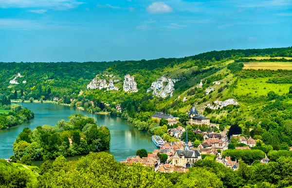 Les Andelys kommune ved bredden av Seinen i Frankrike – stockfoto