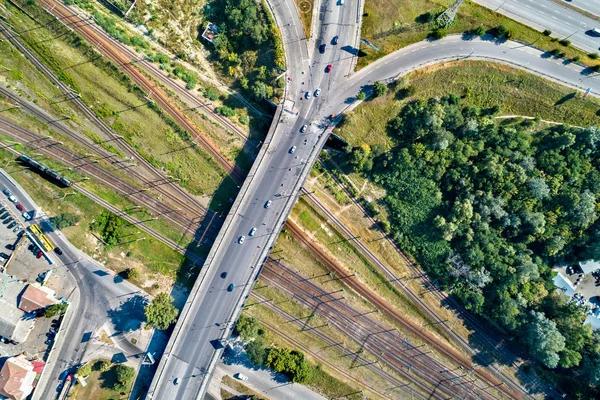 Blick von oben auf eine Straßenbrücke, die eine Eisenbahnlinie überquert. Kiew, Ukraine — Stockfoto