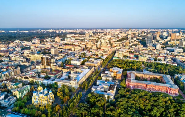 Κίεβο στο κέντρο της πόλης με τον καθεδρικό ναό του Αγίου Volodymyr και το Εθνικό Πανεπιστήμιο. Ουκρανία — Φωτογραφία Αρχείου