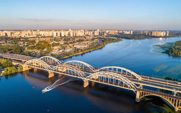 As pontes de Darnytsia através do Dnieper em Kiev, Ucrânia — Fotografia de Stock