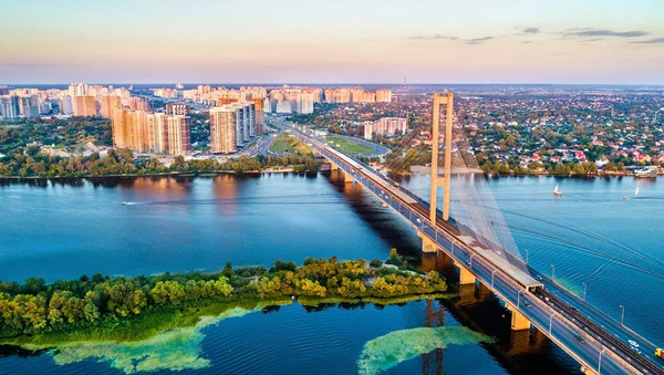 De zuidelijke brug over de Dnjepr in Kiev, Oekraïne — Stockfoto