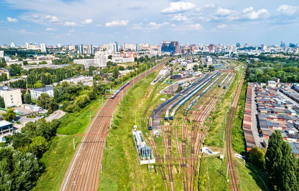 Železniční depo u stanice Kyjev-Pasazhyrskyi na Ukrajině — Stock fotografie