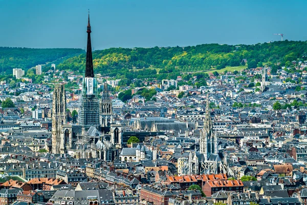 Vue aérienne de la cathédrale Notre-Dame et de l'église Saint-Maclou à Rouen, France — Photo