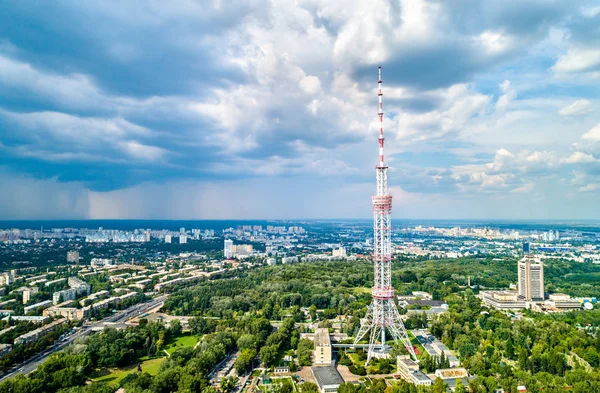 Kijev Tv-torony. 385 méter magas, ez a világ legmagasabb szabadon álló acél háló építése — Stock Fotó