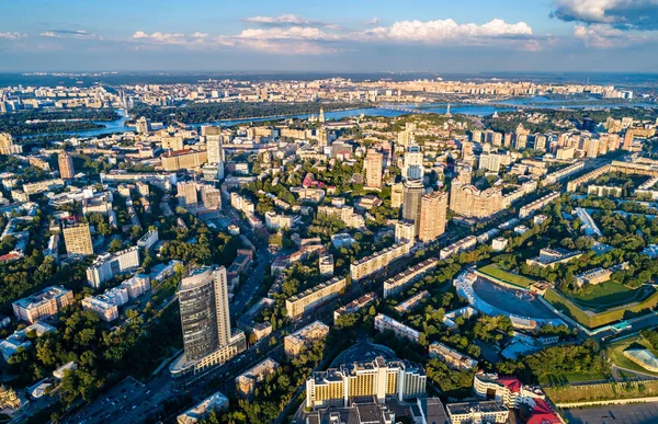 Letecký pohled na Pečersk, centrální čtvrti Kyjeva, Ukrajina — Stock fotografie