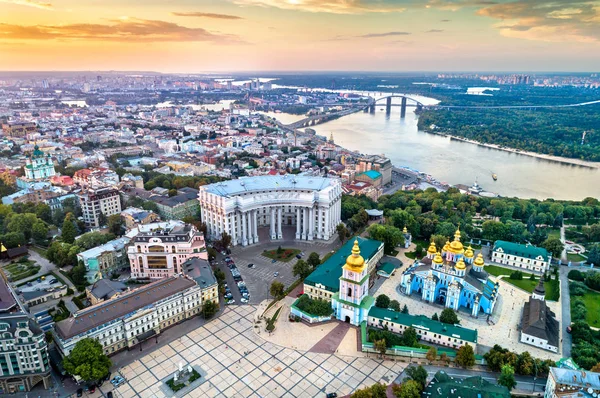Vista aérea del Monasterio de la Cúpula Dorada de San Miguel, Ministerio de Asuntos Exteriores y el río Dniéper en Kiev, Ucrania —  Fotos de Stock