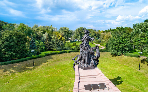 Памятник жертвам нацизма в Бабьем Яру. Остров, Украина
