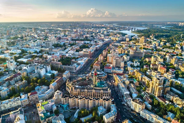 Besarabka ve Khreshchatyk'a, ana caddenin Kiev havadan görünümü — Stok fotoğraf