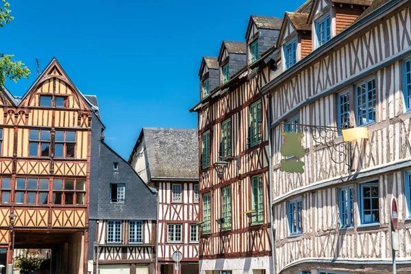 Traditioneel vakwerk huizen in de oude binnenstad van Rouen, Frankrijk — Stockfoto